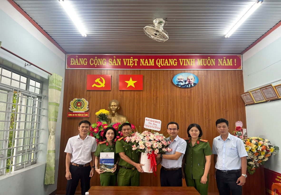 G:\CHP\Viết báo theo quy định\t8.2024\thăm hỏi công an huyện\z5745024951685_e904a42f8eabb5e4f8d4596baecf2569.jpg