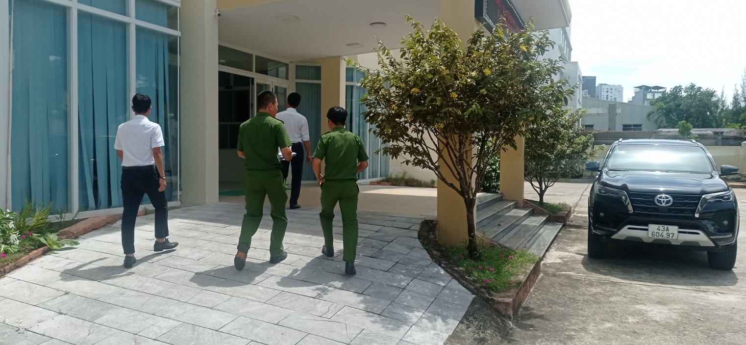 A group of men in green uniforms outside a building

Description automatically generated